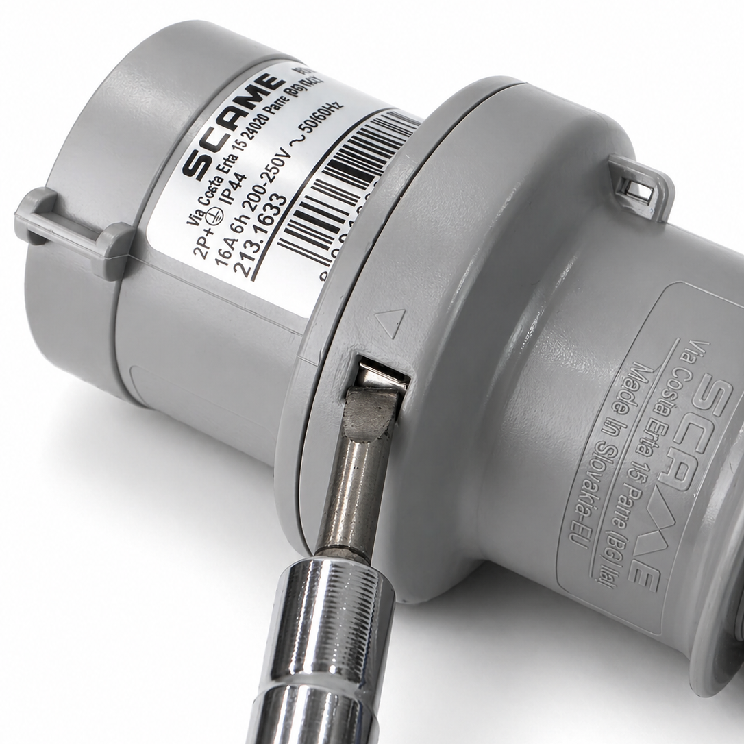 213.1633 - SCAME IEC PLUG 2P+E IP44 16A 6h 200-250V AC